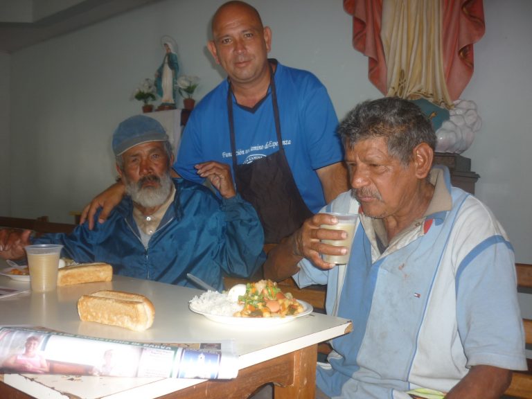 Pastoral social domingueña alimenta a los indigentes