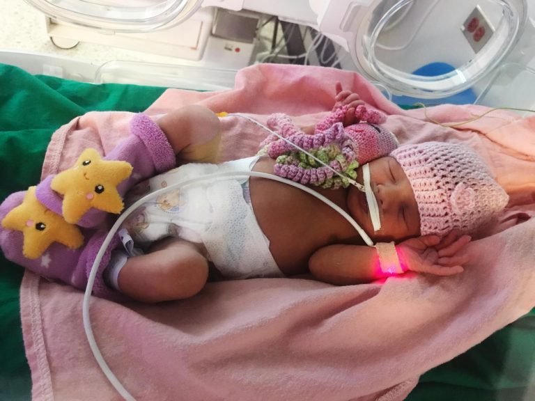 Entregan juguete especial a bebés en el San Vicente de Paúl