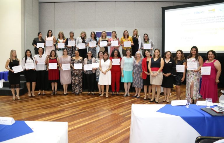 MUJERES SE GRADÚAN EN PROGRAMA DE EMPRESARIEDAD