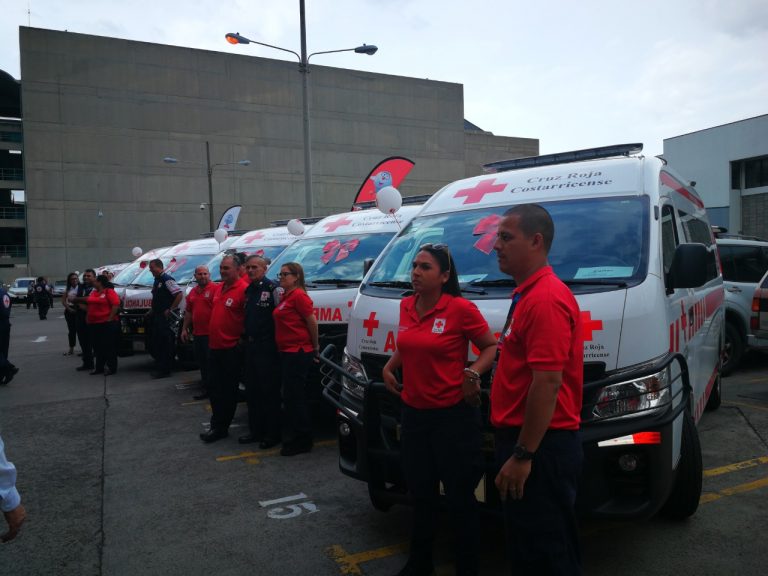 CON GANANCIAS DE LOTERÍAS DONAN 11 AMBULANCIAS
