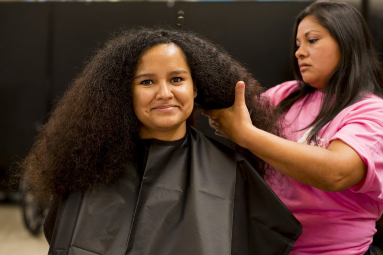 ¿LE GUSTARÍA DONAR SU CABELLO PARA AYUDAR A MUJERES CON CÁNCER?