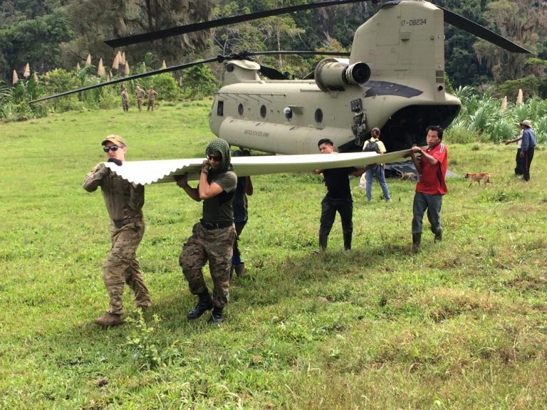 EN HELICÓPTEROS DEL EJÉRCITO LLEVAN MATERIAL PARA ESCUELAS A ALTA TALAMANCA