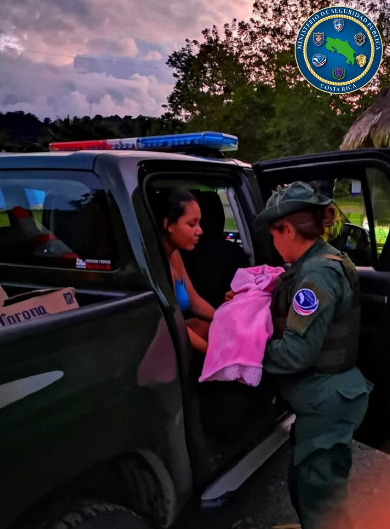 POLICÍAS SALVAN LA VIDA A BEBÉ