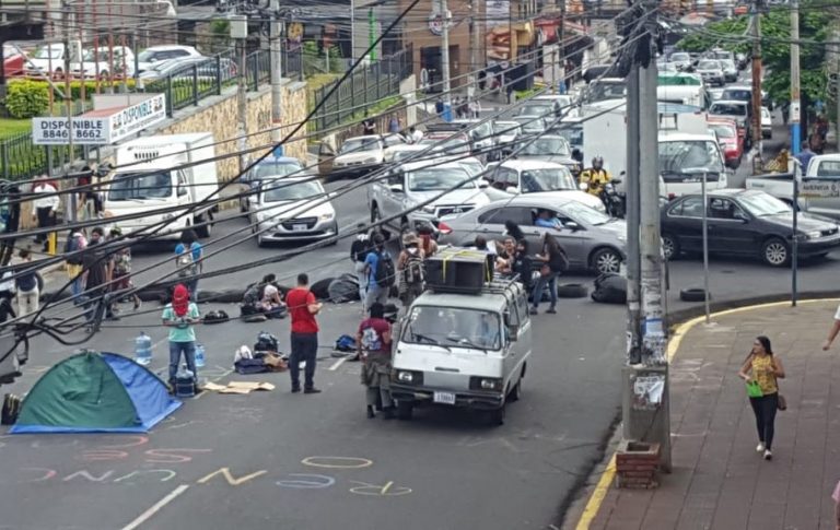 CERRADO NUEVAMENTE EL PASO FRENTE A LA UNIVERSIDAD NACIONAL