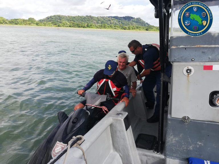 GUARDACOSTAS SALVARON EN UN SOLO DÍA A 6 PERSONAS DE MORIR AHOGADAS