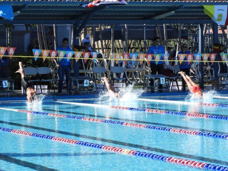 TORNEO DE NATACIÓN REÚNE A 380 ATLETAS DE TODO EL PAÍS