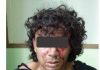 HOMBRE VIOLABA JOVEN EN BAÑO DE RESTAURANTE
