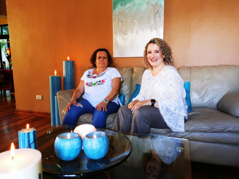 MADRE E HIJA LLEVAN LUZ DE FE A TODO EL PAÍS