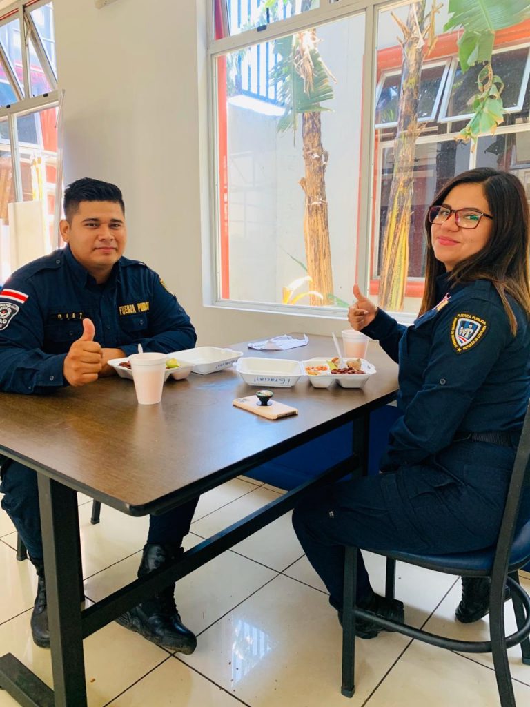 80 OFICIALES DE TRÁNSITO Y POLICÍAS RECIBIERON ALMUERZO SOLIDARIO EN DELEGACIÓN DE HEREDIA