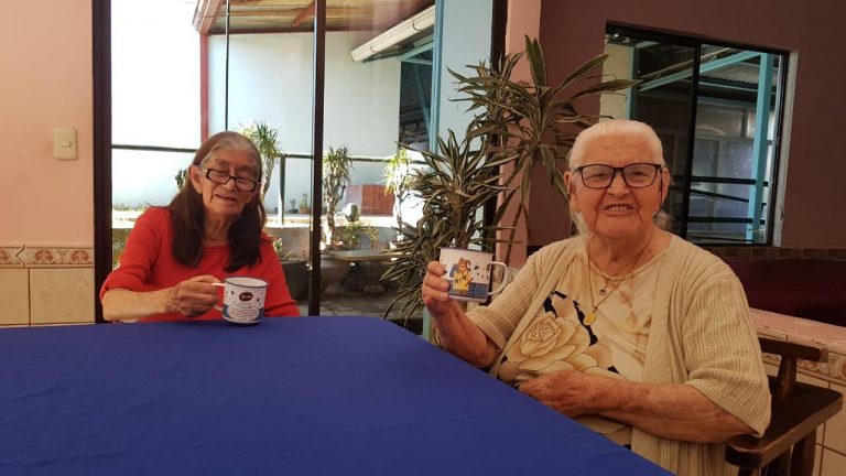 LEYENDAS TICAS LLEGARON A HOGARES DE ANCIANOS EN TAZA