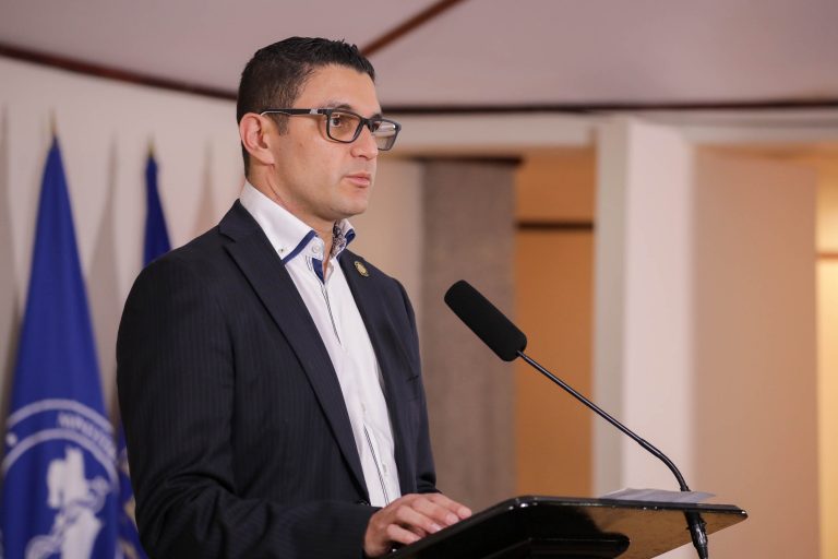 IGLESIAS A PUERTA CERRADA Y NEGOCIOS A MITAD DE CAPACIDAD