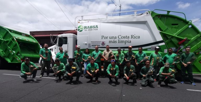 ROSAS PARA POLICÍAS, BOMBEROS Y RECOLECTORES DE BASURA