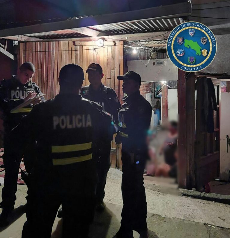 A BOTELLAZOS RECIBEN POLICÍAS POR PARAR FIESTA