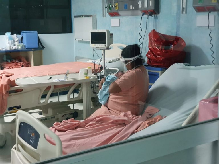 EXITOSA CESÁREA A MUJER CON COVID AYER