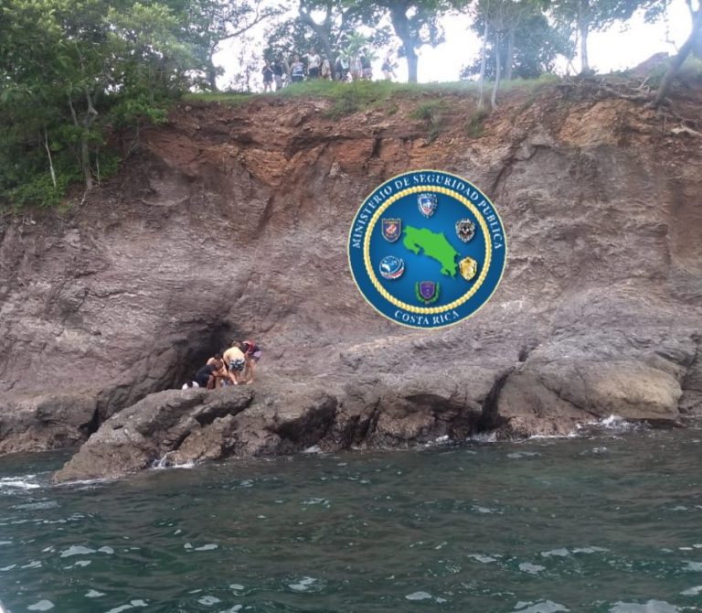 POR TOMARSE UNA FOTO JOVEN CAE POR ACANTILADO EN GUANACASTE