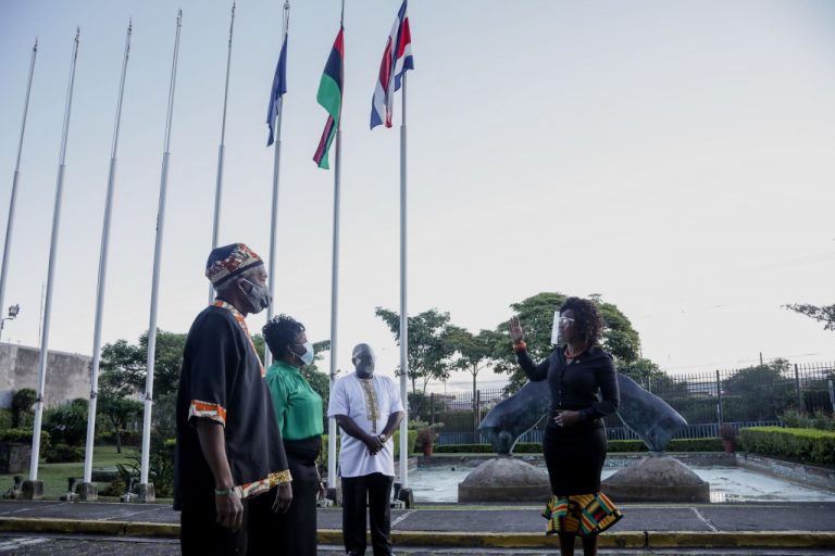 PRESIDENCIA IZA BANDERA PANAFRICANA EN CONMEMORACIÓN DEL MES HISTÓRICO DE LA AFRODESCENDENCIA EN COSTA RICA