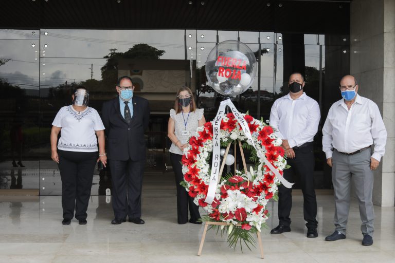 TAXISTAS LLEVAN TRIBUTO A MINISTRO DE SALUD