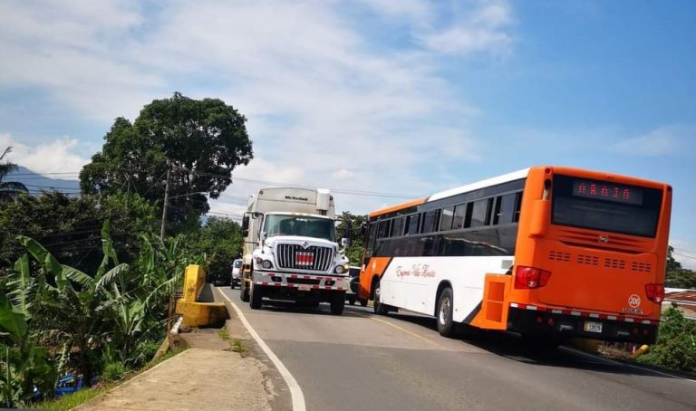 RECOLECTORES DE BASURA EVITAN QUE MUJER SE LANZARA AL RÍO