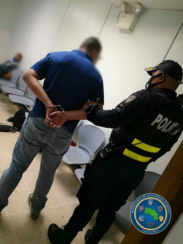 AMENAZÓ CON ENCERRAR PASAJERA EN BUS PARA QUE LE ENSEÑARA SUS PARTES ÍNTIMAS