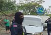 POLICÍAS LLEGAN A AYUDAR CONDUCTOR Y ENCUENTRAN LICOR ILEGAL