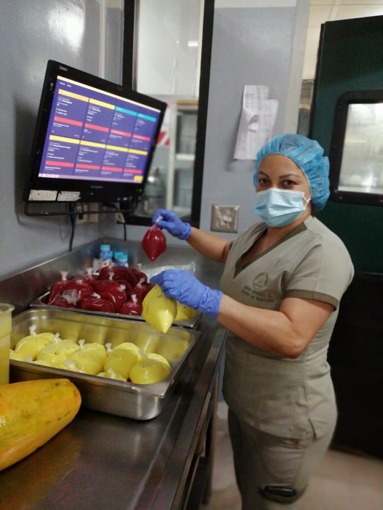 APRETADOS DE CAS, MORA, TAMARINDO Y AGUA DE ARROZ COMBATEN DESHIDRATACIÓN DE TRABAJADORES EN UNIDAD COVID