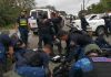 A PEDRADAS OBLIGAN A POLICÍAS A RETIRARSE EN QUEPOS