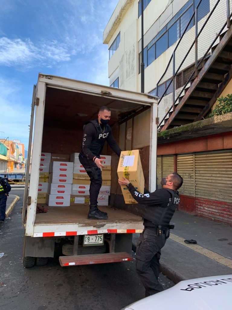 ALLANAN VIVIENDAS Y COMERCIOS EN BUSCA DE LICOR ADULTERADO