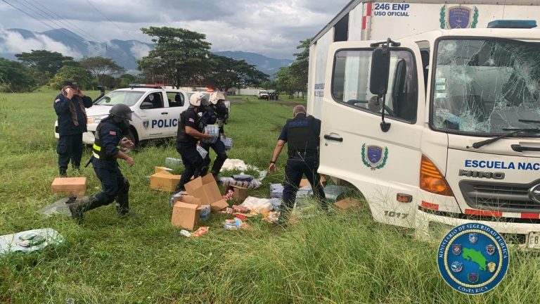 DELINCUENTES ATACAN CAMIÓN DE LA ACADEMIA DE POLICÍA