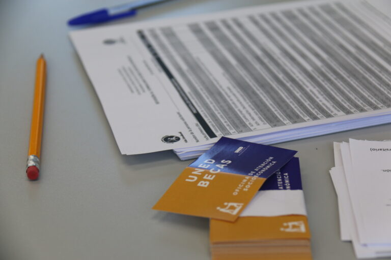 53% DE ESTUDIANTES DE UNED TIENEN BECA