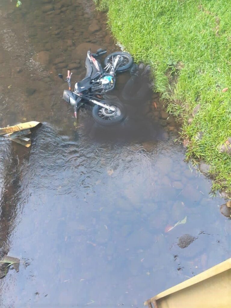 MUERE AL CAER CON MOTO A UNA QUEBRADA