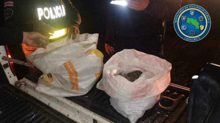 CON SACOS DE PIEDRA ESPERABAN A LA POLICÍA ANOCHE