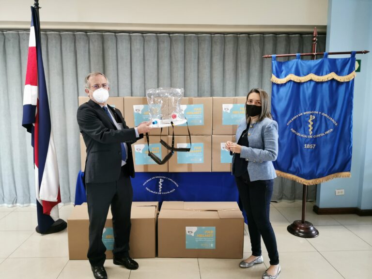 UNED ELABORA Y ENTREGA CASCOS DE RESPIRACIÓN ASISTIDA