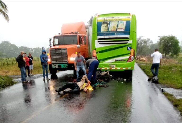 MOTO COLISIONA CONTRA BUS