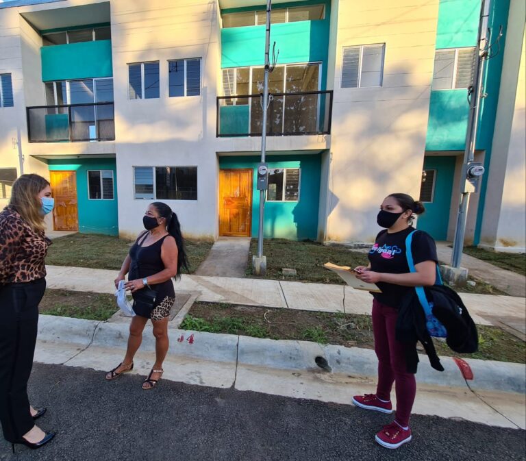 FAMILIAS DE ALAJUELITA ESTRENAN CASA PARA CELEBRAR LA NAVIDAD