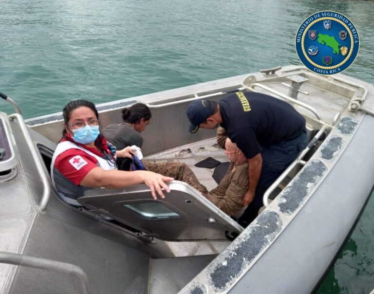 SERPIENTE VENENOSA ATACA A FAMOSO AMBIENTALISTA EN GOLFITO
