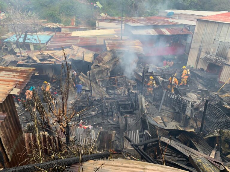 OCHO FAMILIAS VIERON ARDER SUS RANCHOS EN INCENDIO EN LA MILPA