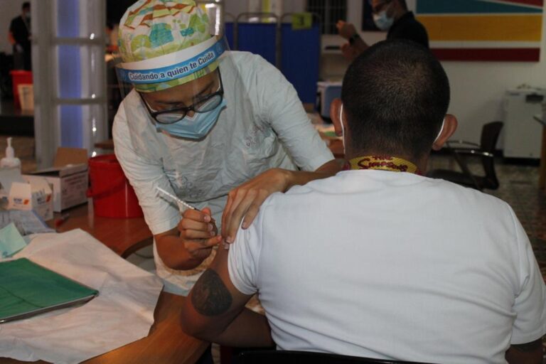 CUATRO HOSPITALES INICIARON VACUNACIÓN CONTRA COVID