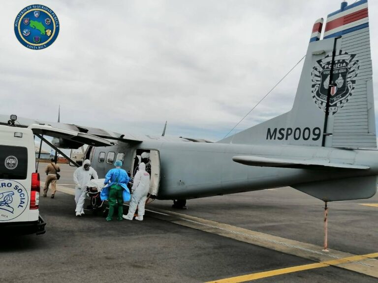 TRASLADAN POR AIRE PACIENTE COVID DESDE LIBERIA