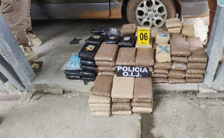 TRANSPORTABA DROGA EN COMPARTIMENTO BAJO EL PISO DE SU AUTO