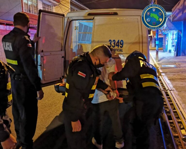 DETIENEN EN HEREDIA A DOS SUJETOS CON ORDEN DE CAPTURA