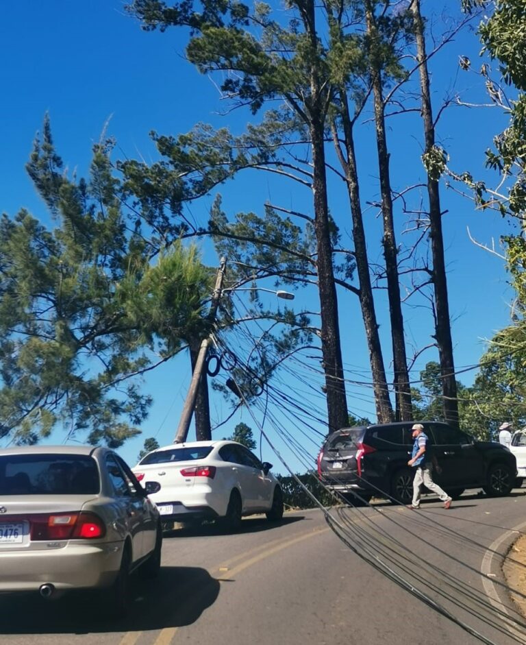 TENDIDO ELÉCTRICO CAE SOBRE LA CARRETERA EN CHAHUITES
