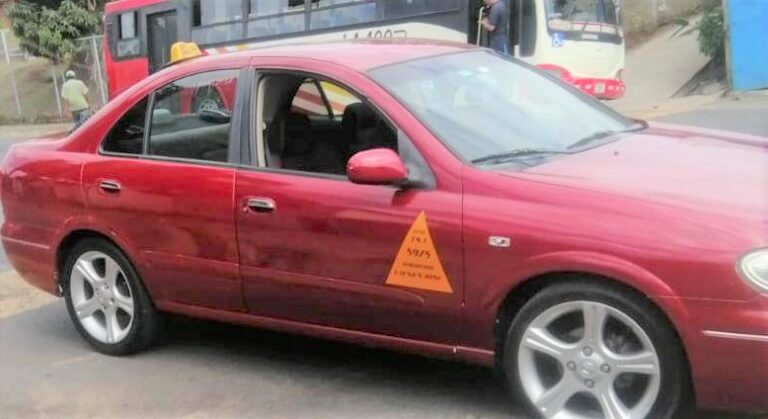 SE MASTURBA EN CARRO MIENTRAS SIGUE MUJERES