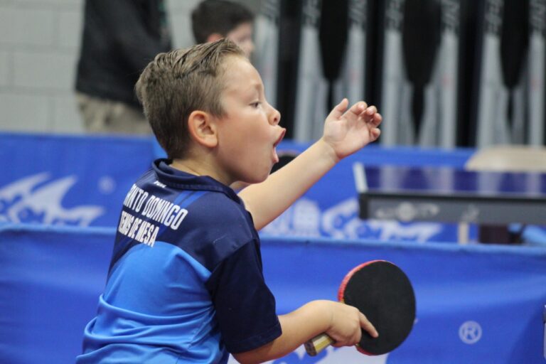 DOMINGUEÑOS SE LUCEN EN TENIS DE MESA