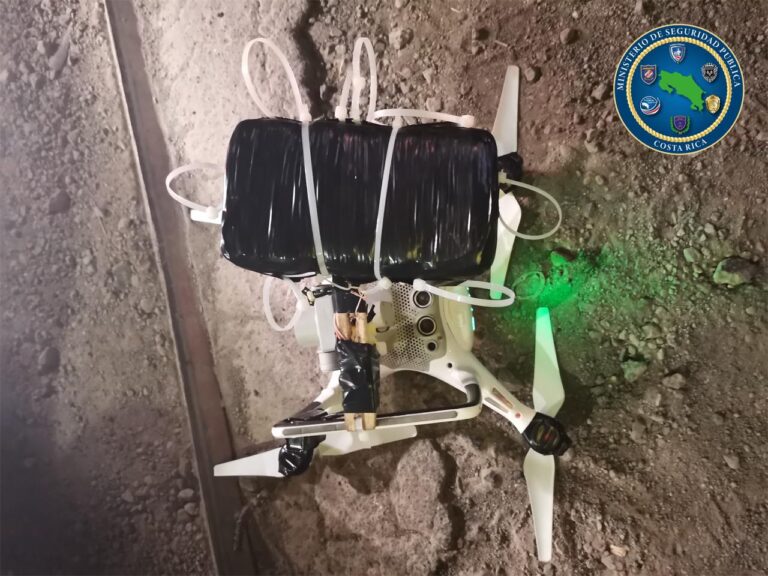 EN DRONE INTENTABAN PASAR CELULARES A LA REFORMA