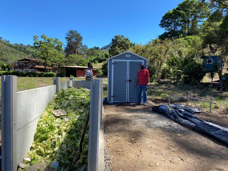 EMPAQUES DE COMIDA SE CONVIERTEN EN ABONO