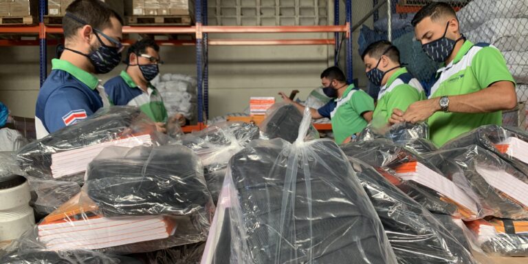 PAQUETES DE ÚTILES LLEGAN A ESTUDIANTES DE MENOS RECURSOS