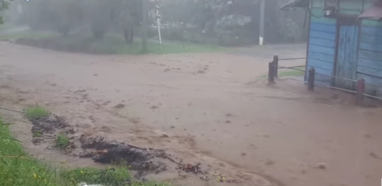 PIEDRAS Y BARRO EN CALLE DE SAN JOSÉ DE LA MONTAÑA