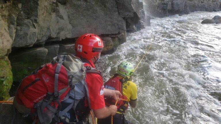 APARECE CUERPO DE AGENTE DEL OIJ EN EL RÍO TIRIBÍ