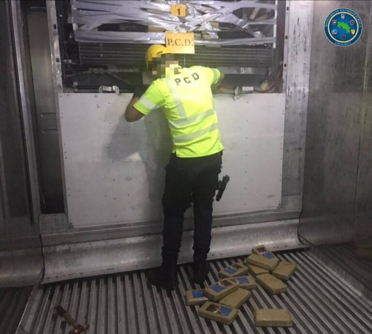 DECOMISAN UNA TONELADA DE COCAÍNA EN CONTENEDOR DE BANANO