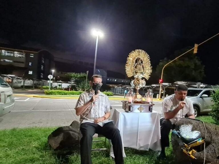REZAN EL ROSARIO FRENTE AL HOSPITAL PARA PEDIR POR FIN DE LA PANDEMIA